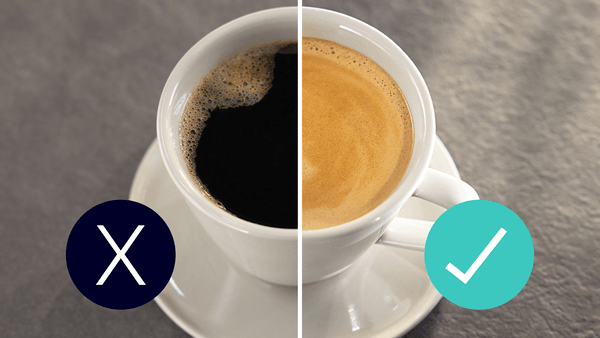 Ein direkter Vergleich zweier Kaffeetassen zeigt links dünnen Kaffee mit einem X-Symbol und rechts perfekten Kaffee mit goldbrauner Crema und einem Haken-Symbol.