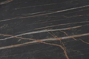 Nahaufnahme von schwarzem Keramik mit markanten hellbraunen und grauen Linienstrukturen