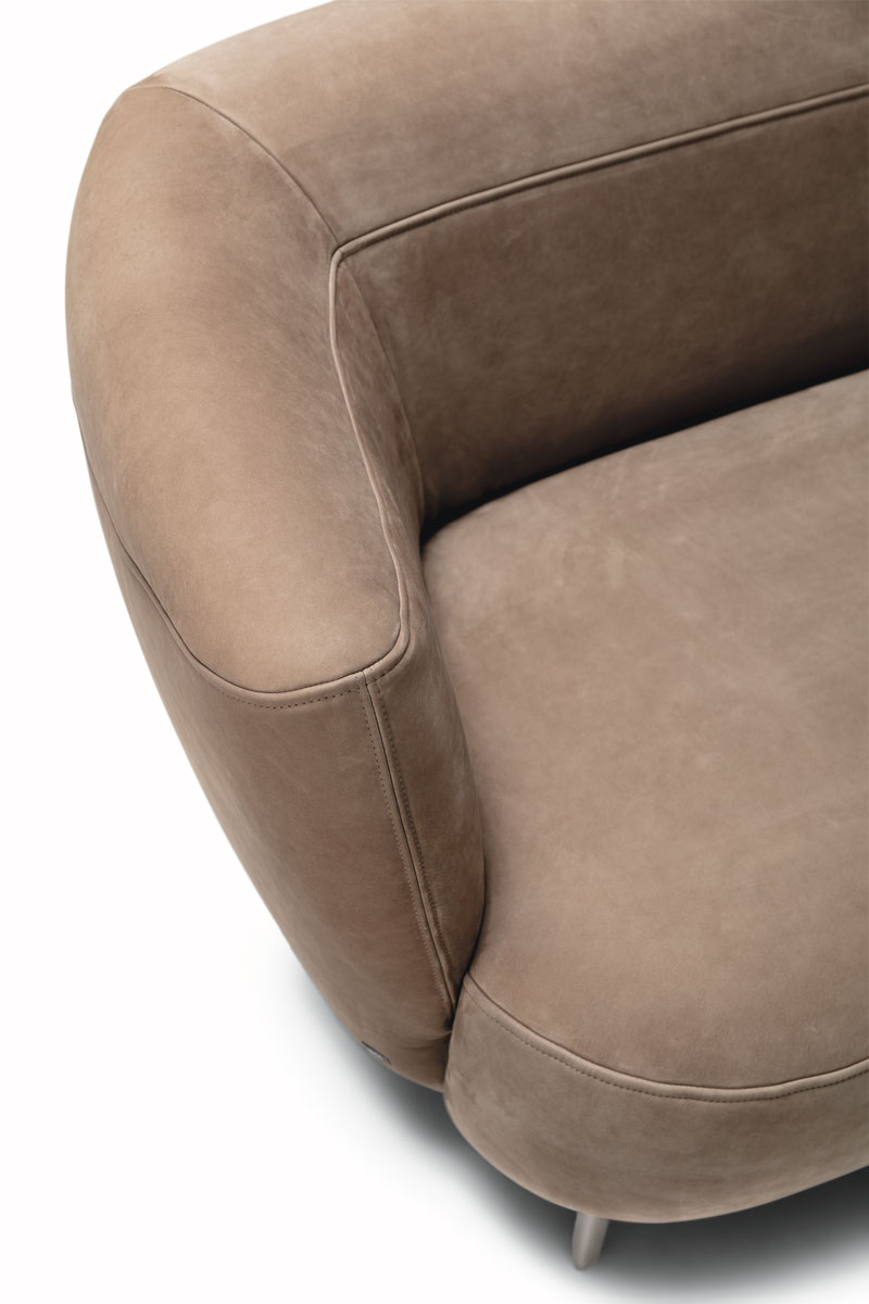 Detailaufnahme eines beigen Designersofas vor weißem Hintergrund