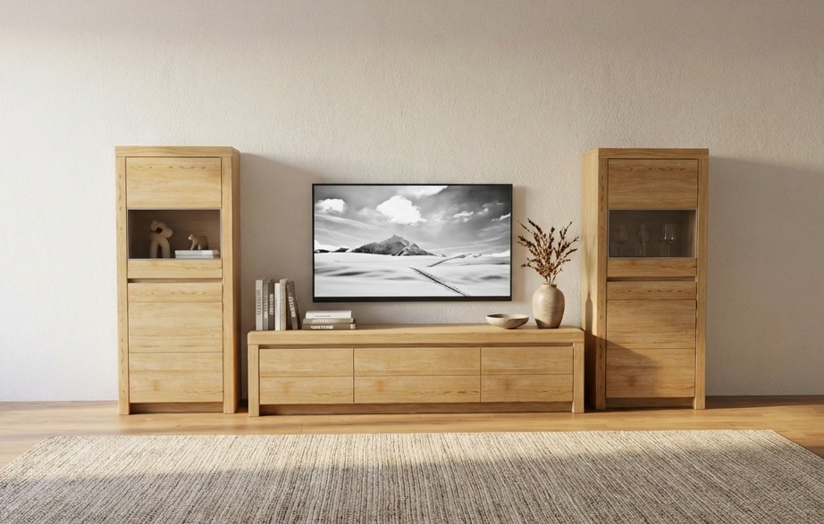 Braune Wohnwand mit zwei hohen Schränken und einem Lowboard stilvoll dekoriert in einem modernen Raum