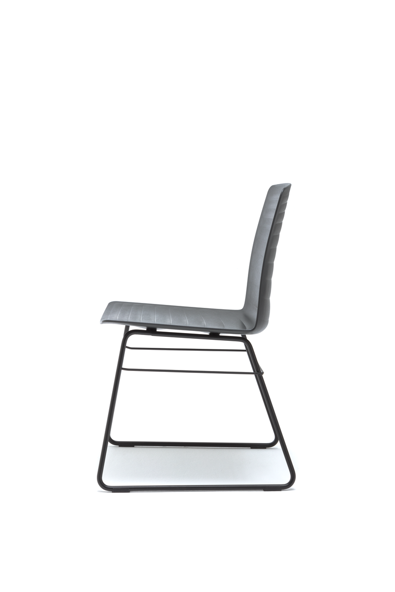 Seitenansicht eines modernen grauen Stuhls mit Metallrahmen, minimalistisches Design