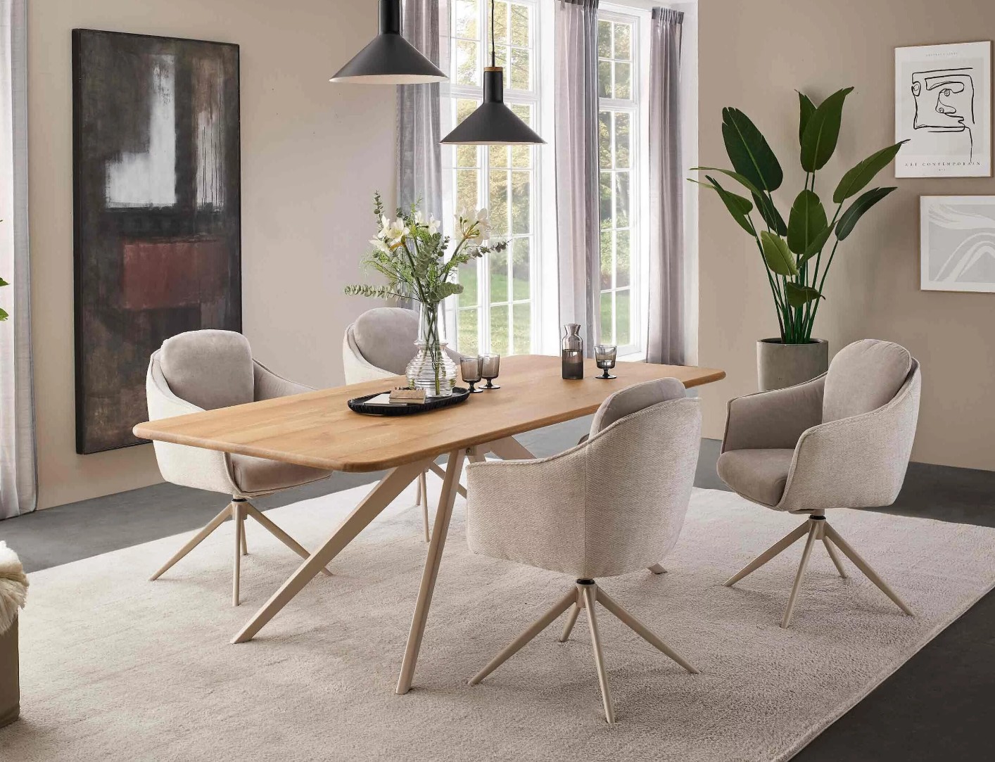 modernes Esszimmer in hellen Farben Holztisch mit Metallgestell und vier hellen Polsterstühlen stilvoll dekoriert