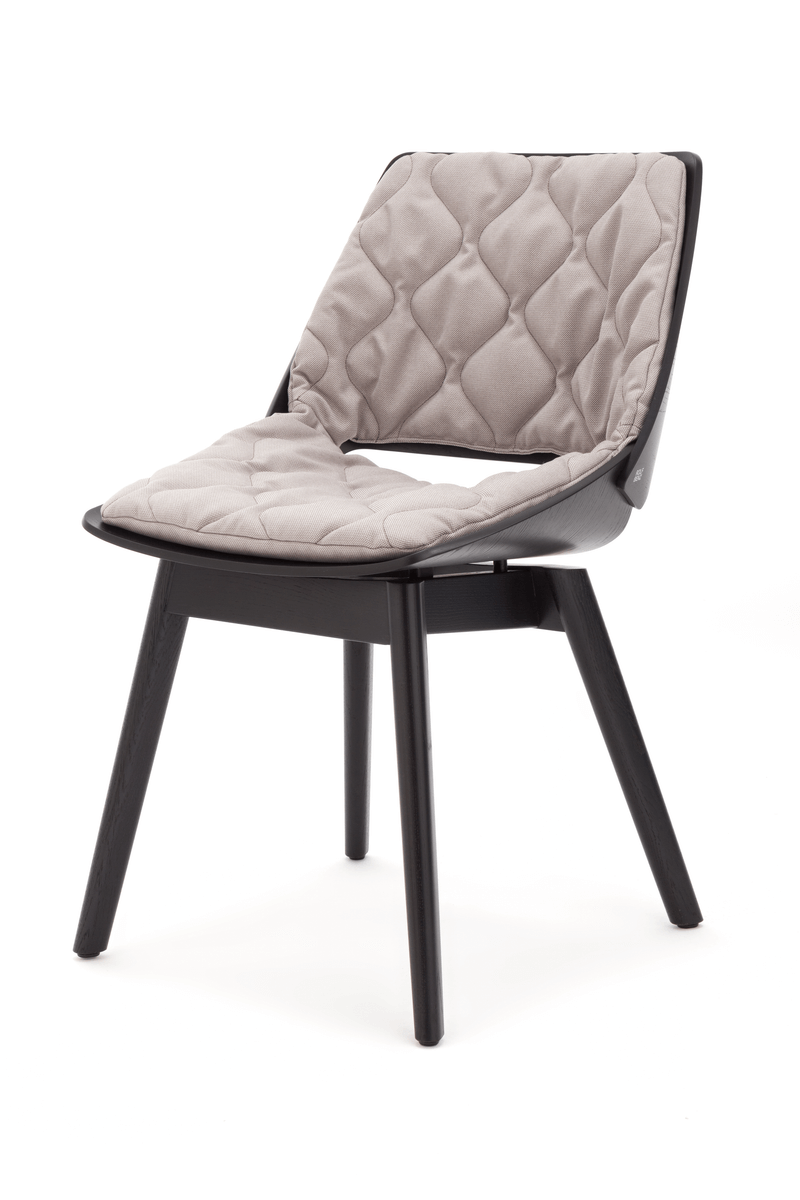 Stuhl mit Holzschale und gestepptem Sitz- und Rückenkissen