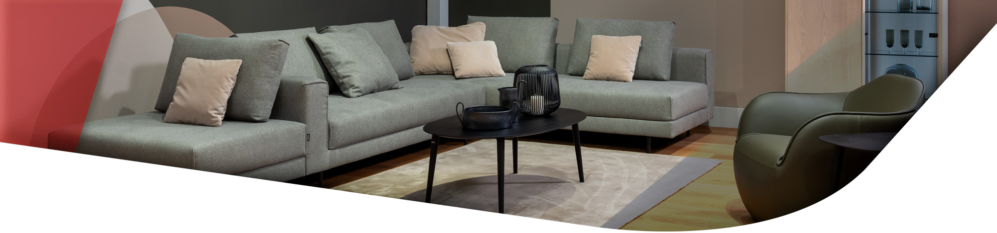 grau grüne Couch mit Anreihteil neben der Wohnlandschaft