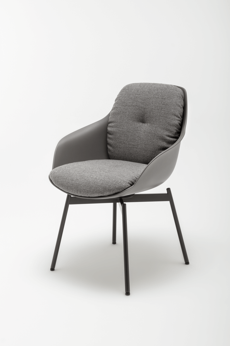 Grauer, moderner Esszimmerstuhl mit gepolsterter Sitzfläche auf Metallbeinen