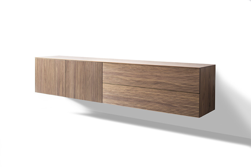 Sudbrock Cubo - Sideboard mit Rillenfront | B: 240,0 cm | Nussbaum natur Modernes hängendes Sideboard aus Holz mit feiner Linienstruktur für stilvolle Aufbewahrung