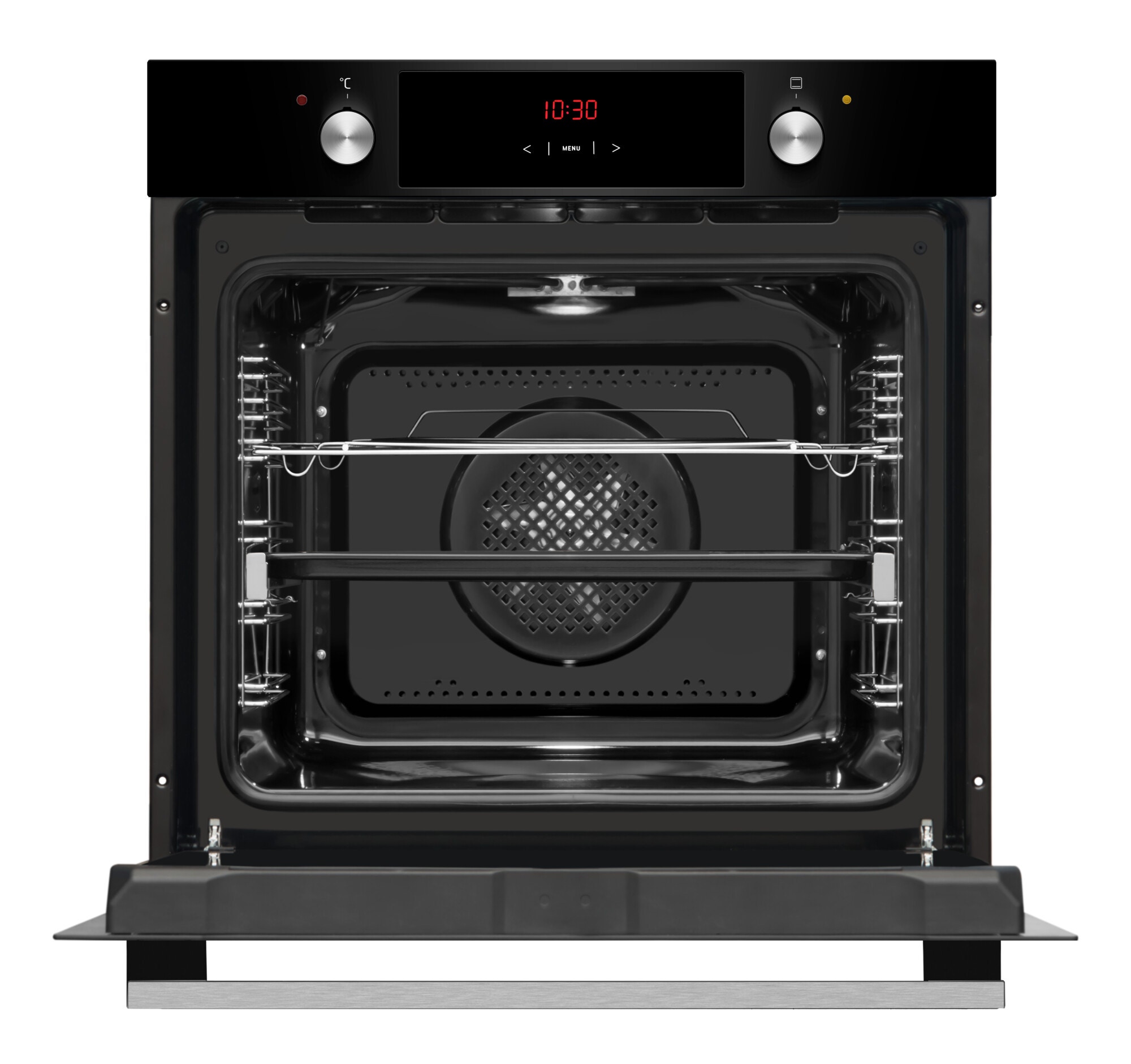 Blick in den beleuchteten Innenraum des geöffneten Backofens. Der Garraum ist schwarz emailliert und mit einem Grillrost sowie einem Backblech auf verschiedenen Ebenen bestückt.