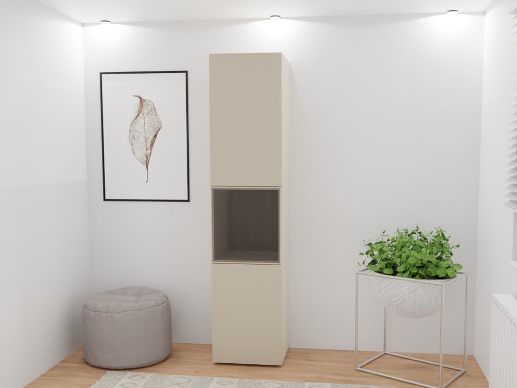 Sudbrock Cubo - Standvitrine | B: 50,0 cm | H: 217,8 cm | Lack kaschmir | Türanschlag links Helles Wohnzimmer mit weißer Wand, Kunstbild eines Blattes, beige Regal, grauer Hocker und Pflanzenständer mit Grünpflanze