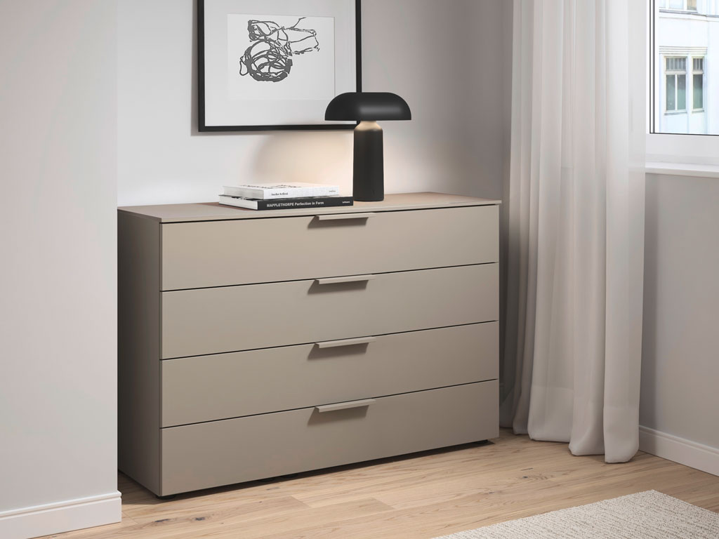 beige Kommode mit vier Schubladen in einem modernen zimmer stilvoll dekoriert