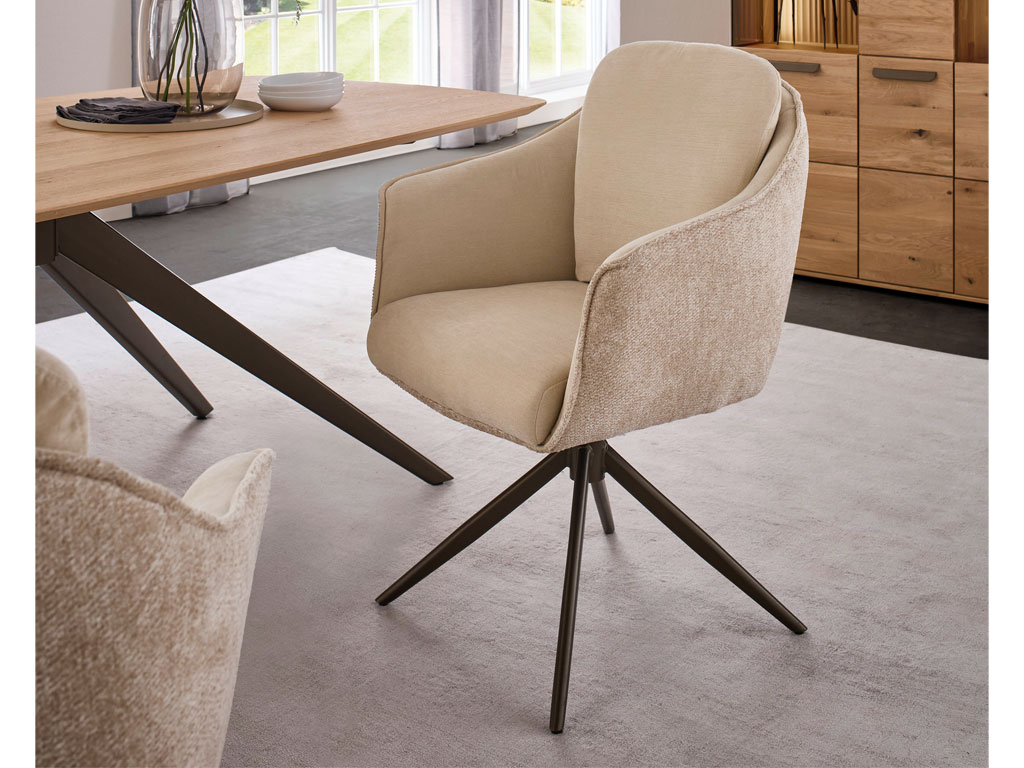 moderner Polsterstuhl in beige mit dunklem Metallgestell in einem modern hellen Esszimmer stilvoll dekoriert