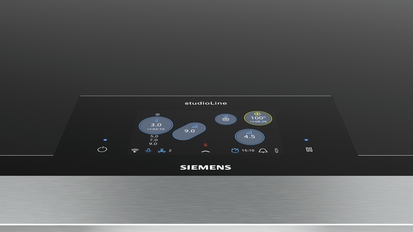 Detailansicht eines Siemens studioLine Induktionskochfeldes mit modernem Touchscreen-Display