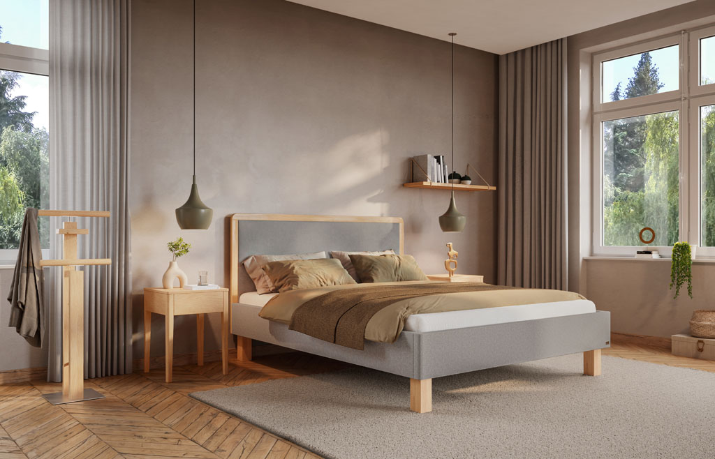 Hellgrau meliertes Polsterbett mit hell geölten Eichenfüßen und gerahmtem Kopfteil in einem modernen, hellen Schlafzimmer mit Holzboden und großen Fenstern (KI-generiert)