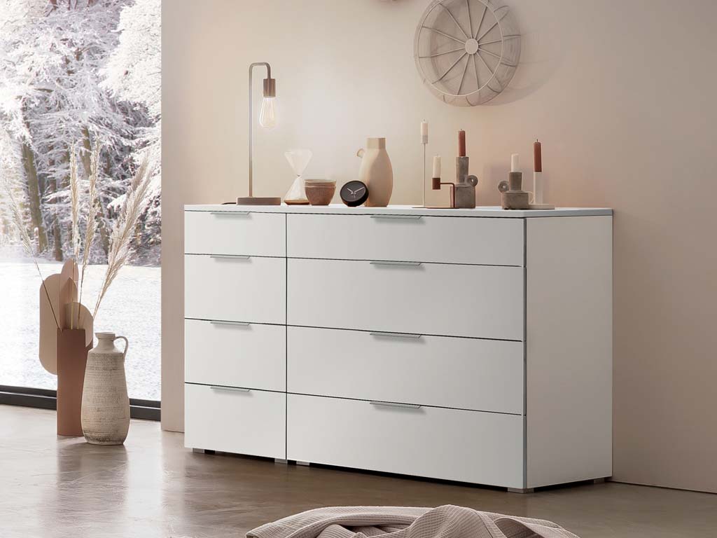 weiße kommode mit acht schubladen stilvoll dekoriert in einem modernen zimmer cassino von hasena