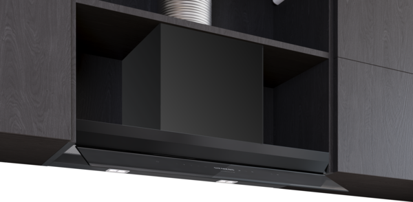 Detailansicht der flachen Dunstabzugshaube (LJ89BET65), die bündig in die Unterseite eines dunklen Küchenschranks integriert ist.