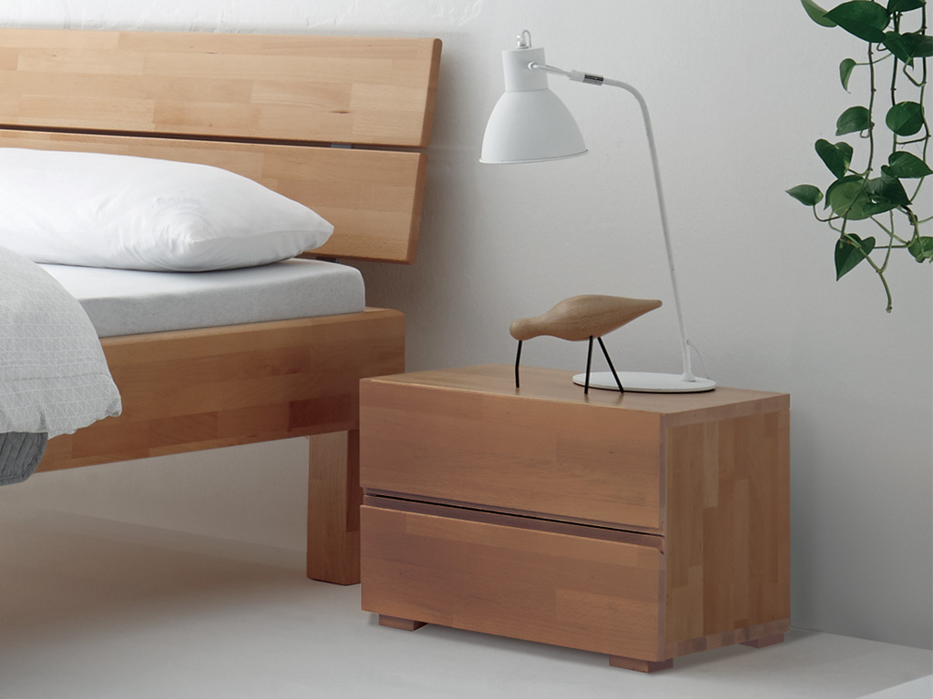 Hasena - Dupla Nachttisch mit 2 Schubladen | Massivholz | B: 48 cm | alle Ausführungen konfigurierbar hellbrauner nachtschrank mit zwei schubladen stilvoll dekoriert an einem holzbett dupla von hasena