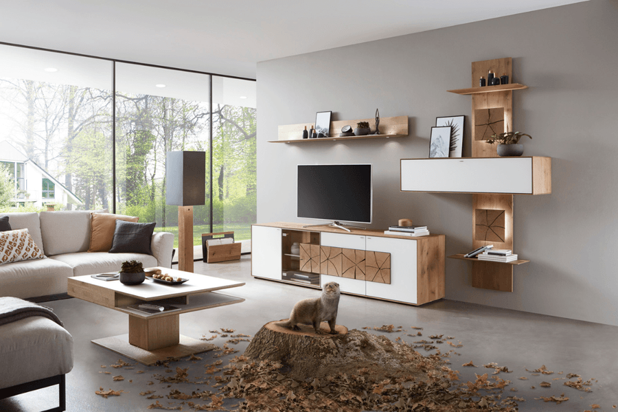 Wohnzimmer mit HOlz Wohnwand mit einem Otter davor sitzend