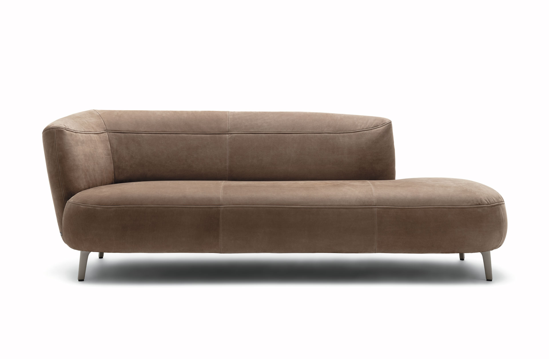 beiges Designersofa mit Metallfüßen vor weißem Hintergrund