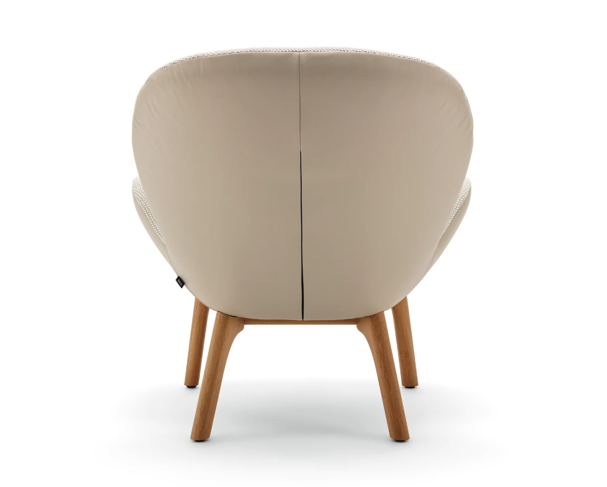 markant gepolsterter Designersessel zweifarbig beige mit braunem Holzgestell vor weißem Hintergrund