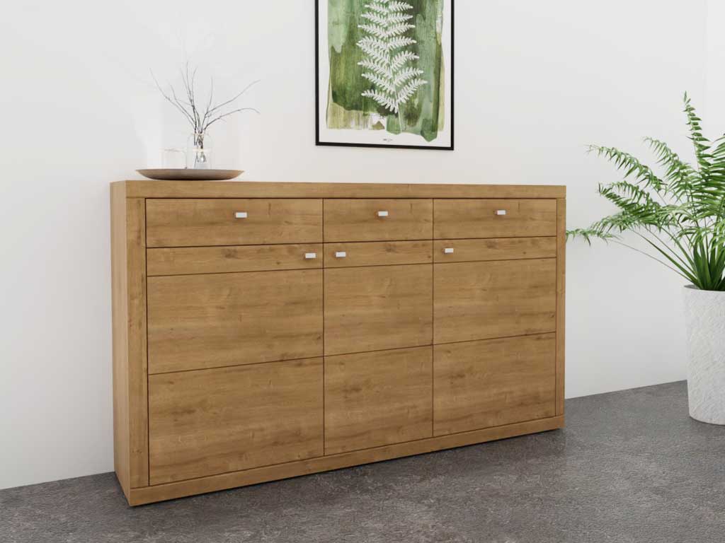 Wöstmann Aurum - Highboard | Type 2851 / 2051 | Wildeiche massiv | 2 Größen konfigurierbar Holzkommode mit Schubladen, dekoriert mit Vase und Bild an der Wand, daneben eine Zimmerpflanze