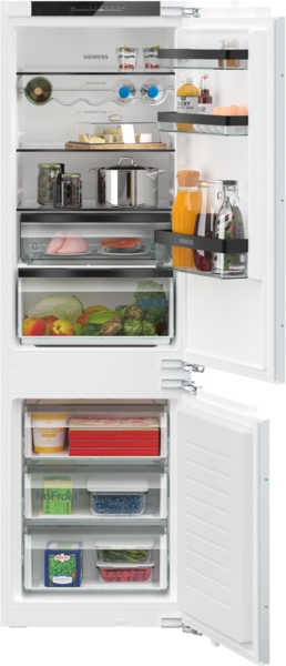 Gesamtansicht des offenen Kühl-Gefrier-Kombigeräts mit vollem Kühlteil (oben) und vollem Gefrierteil (unten).