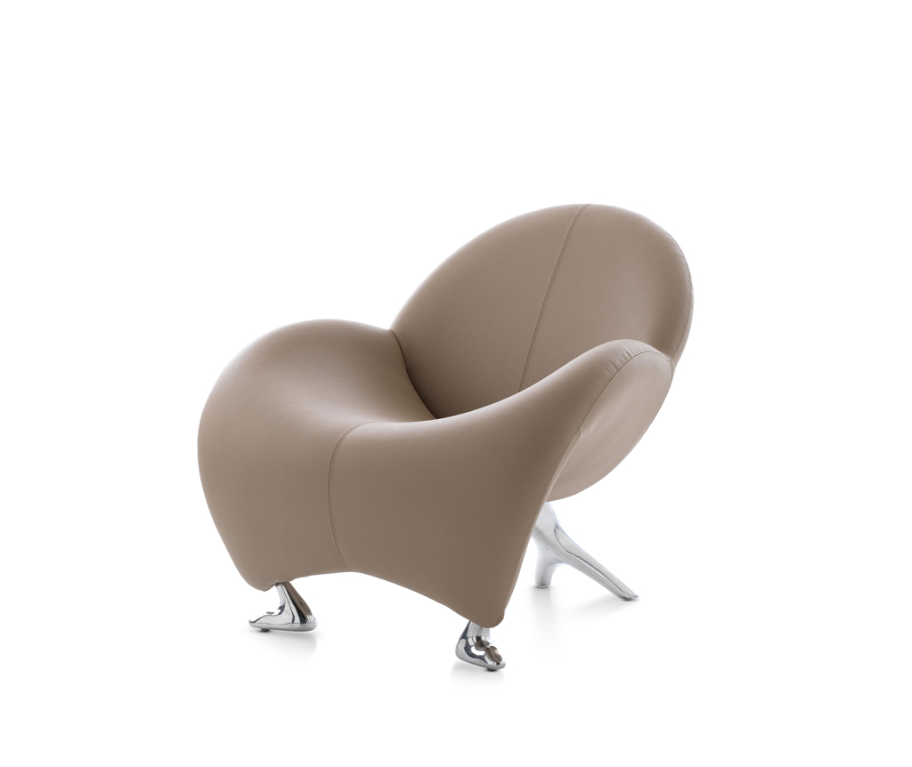 Beiger Designer-Armlehnstuhl mit geschwungenem Design und Metallfüßen