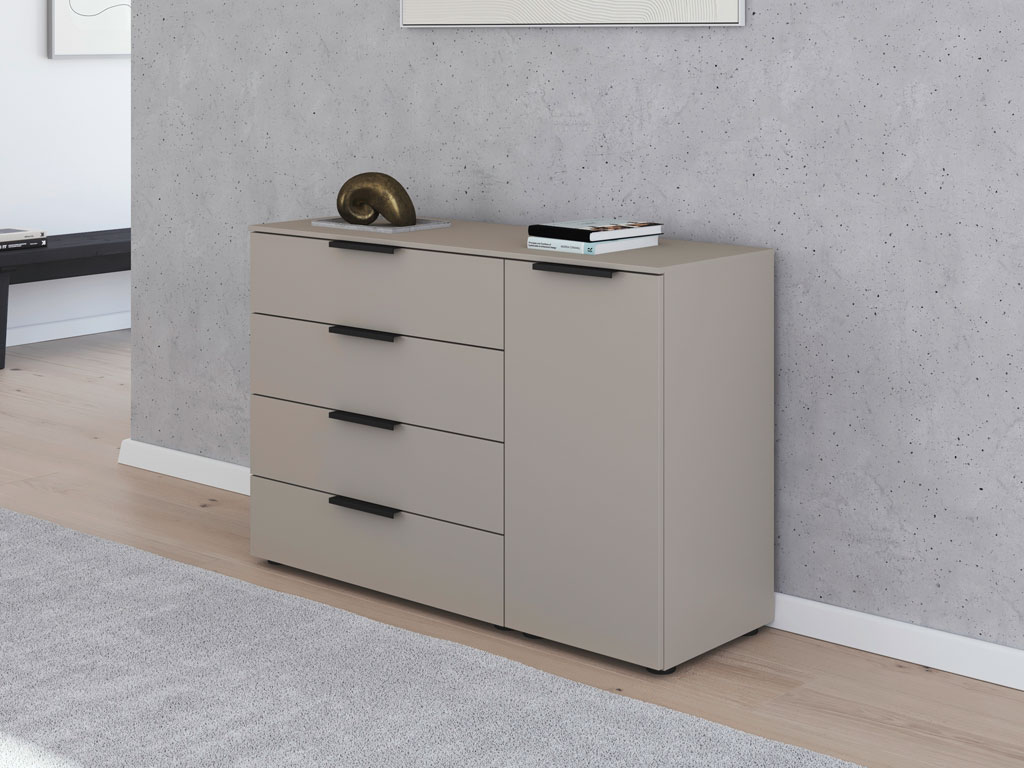 graue Kommode mit schwarzen Griffen mit vier Schubladen und einer Drehtür stilvoll dekoriert in einem modernen raum