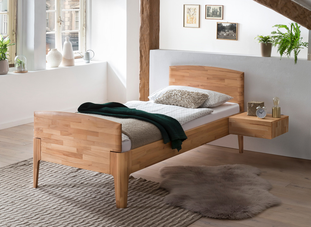 braunes Einzelbett mit Nachttisch stilvoll dekoriert in einem modernen Raum