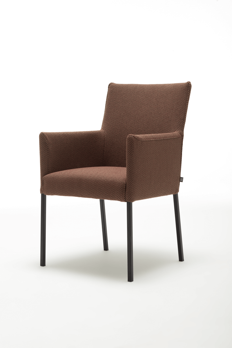 Brauner Polsterstuhl mit Armlehnen und schwarzen Metallbeinen