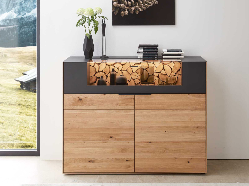 Wöstmann WM 2140 - Highboard | Type 3142 | B: 145,9 cm | Wildeiche massiv Dekorativer Schrank aus Holz und Metall mit Vase, Büchern und gestapeltem Holz im Wohnzimmer
