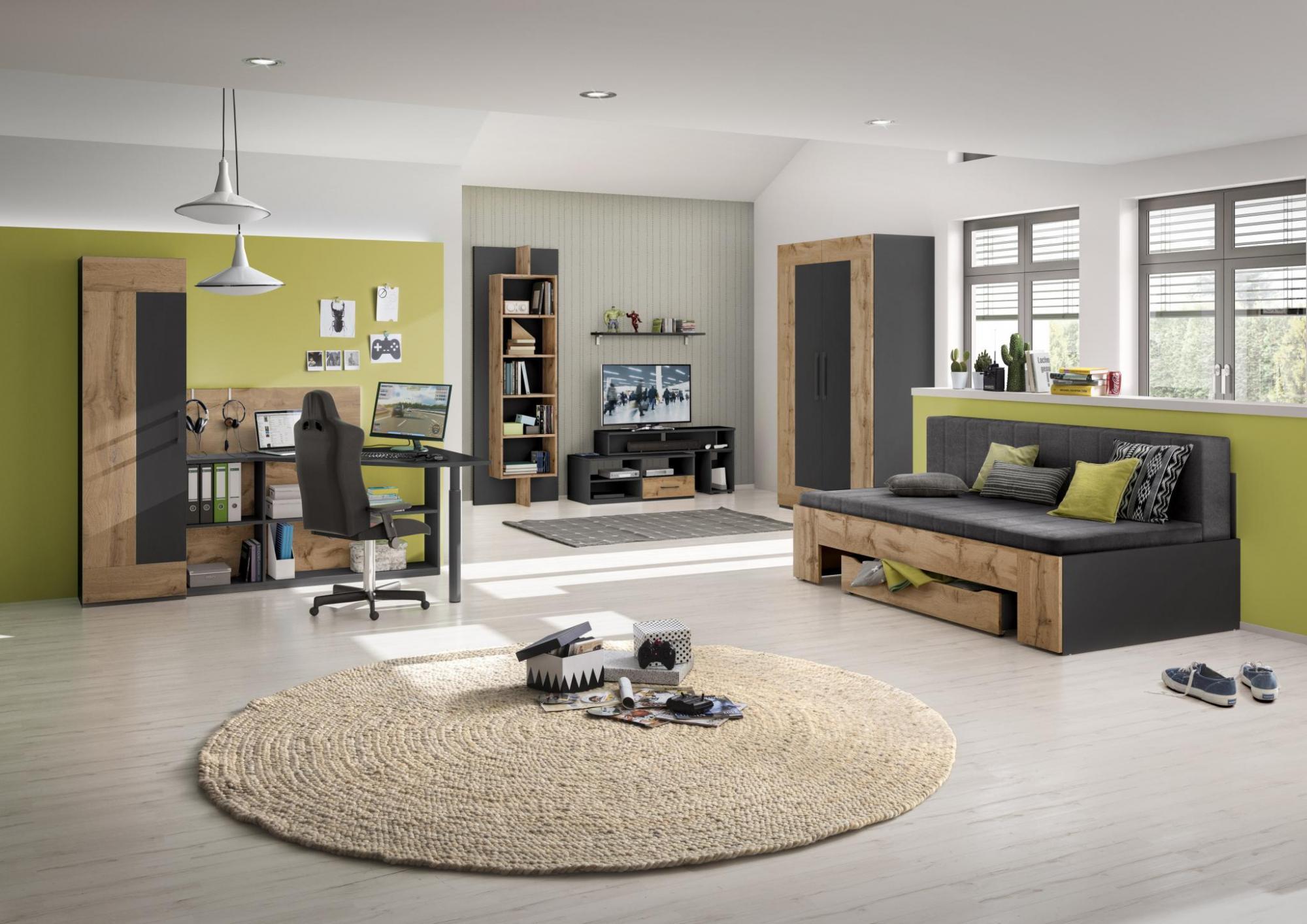 Röhr Bush. cadre.plus | Jugendzimmer | anthrazit - Votan Eiche Gemütliches Jugendzimmer mit Schreibtisch, Stuhl, Kleiderschrank, Bücherregal, grauem Sofa und Teppich in heller Holzumgebung