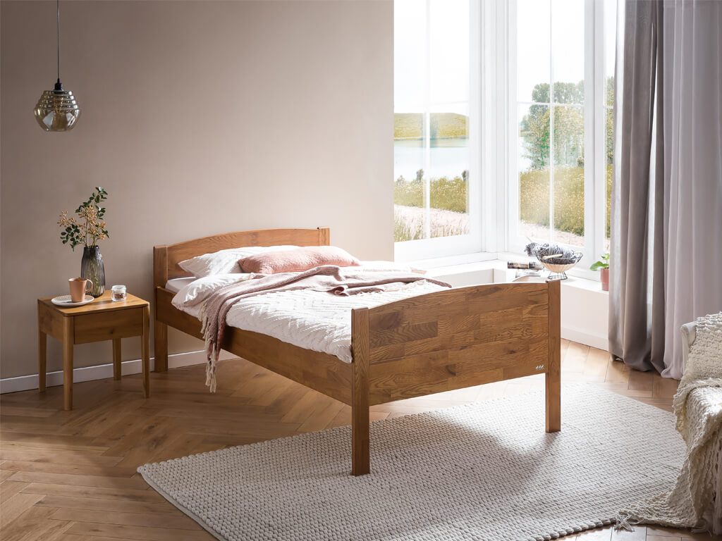 braunes Holzbett mit Nachtschrank stilvoll dekoriert in einem modernen Zimmer