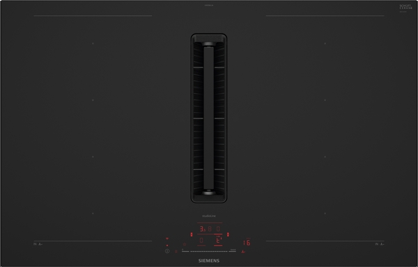 Freigestellte Draufsicht auf das schwarze Siemens Induktionskochfeld (EX87BHL26E) mit zentralem Dunstabzug, vier Kochzonen und Touch-Bedienfeld.