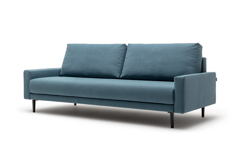 Blaues Sofa mit einfachen Linien und gepolsterten Kissen auf schwarzen Beinen