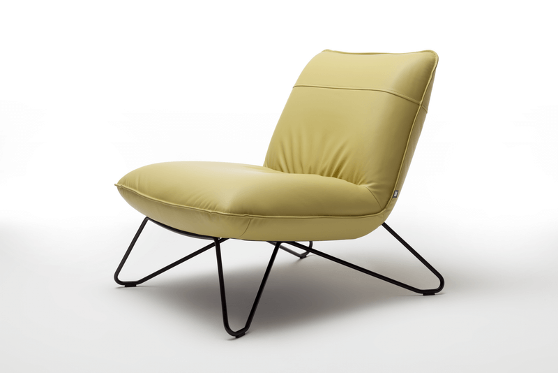 Ein cremefarbener Sessel mit bequemem Polster und schwarzem Metallgestell, ideal für modernes Wohndesign.