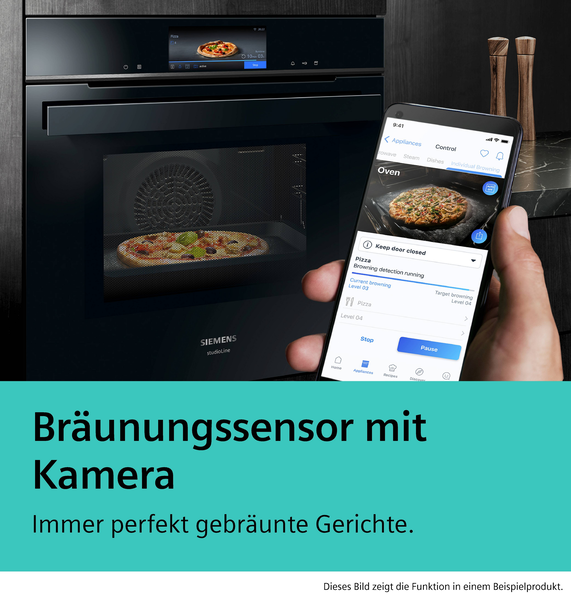 Ein Smartphone zeigt die Live-Übertragung der Backofenkamera mit Bräunungssensor während eine Pizza gebacken wird.