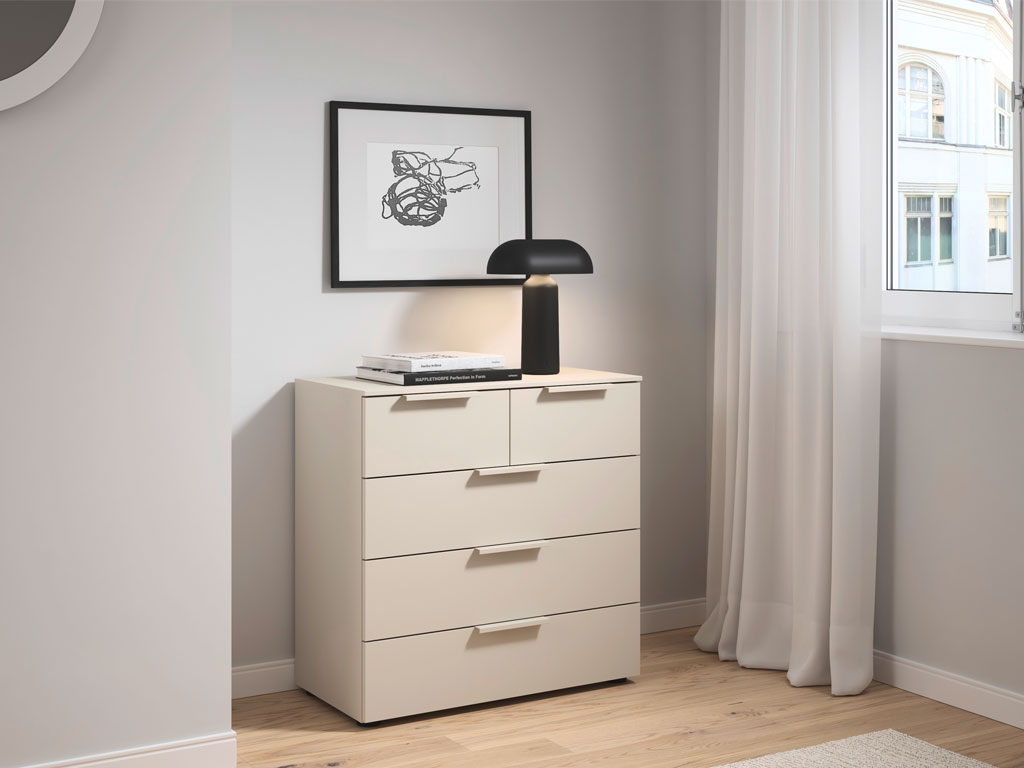 beige kommode mit fünf schubkästen platziert in einem modernen zimmer stilvoll dekoriert