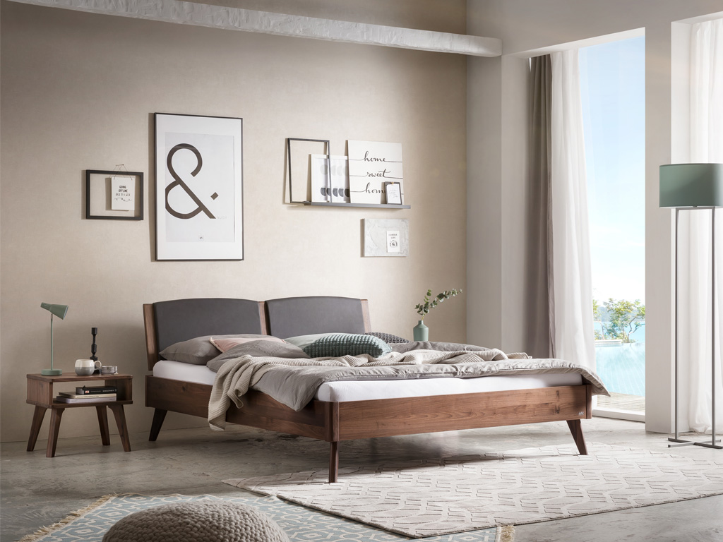 braunes schlafzimmer mit bett und nachttisch in form eines offenen faches in einem modernen stilvoll dekorierten raum mit großen fenstern hasena