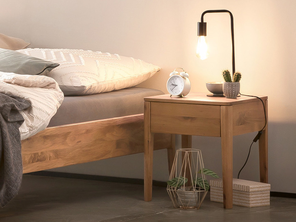 brauner Nachttisch auf hohen Beinen mit einer Schublade an einem Bett stilvoll dekoriert in einem modernen hellen zimmer Styly von Hasena