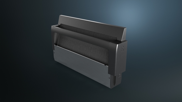 Detailansicht eines modernen grauen Heizkörpers mit Mesh-Einsatz, vor dunkelblauem Hintergrund platziert.