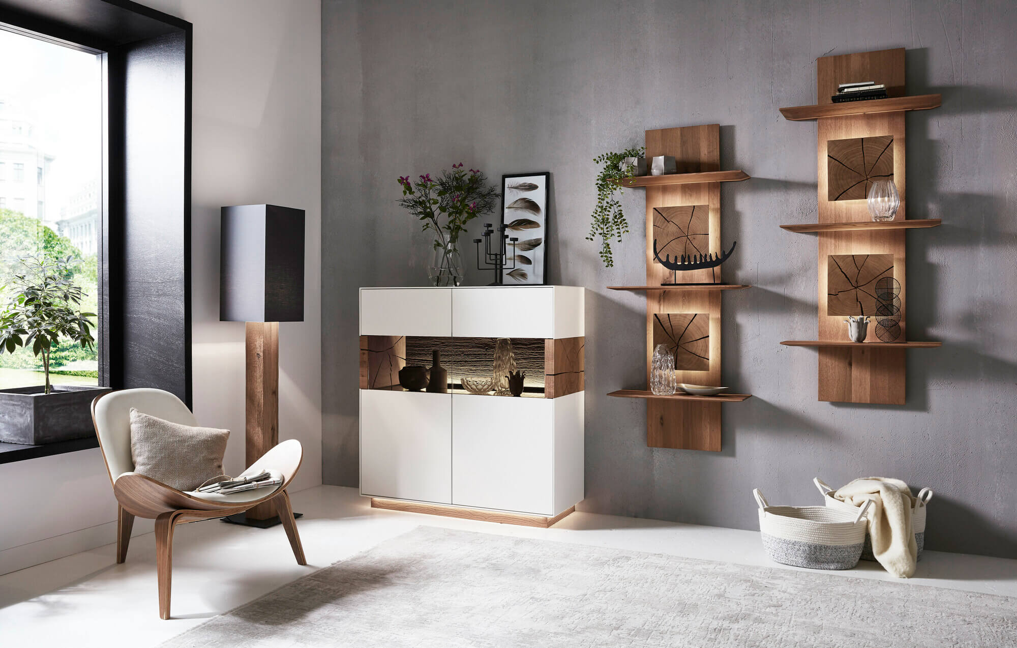 Elegantes Wohnzimmer mit Sessel, Stehlampe, Sideboard und Wandregalen in einem modernen Design