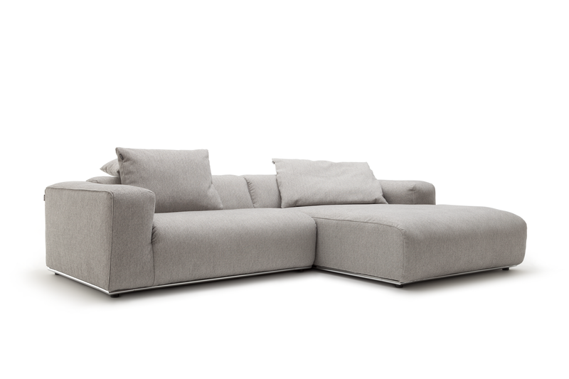 Großes modernes graues Ecksofa mit bequemen Kissen aus Stoff im minimalistischen Design