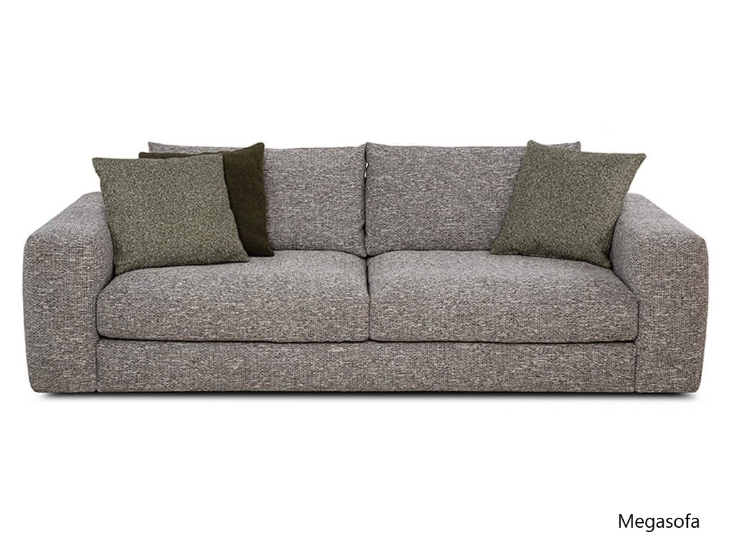 Ein beiges, zweisitziges Stoffsofa mit vier Zierkissen, zwei in Hellgrün und zwei in dunklem Olivgrün. Darunter steht "Megasofa".
