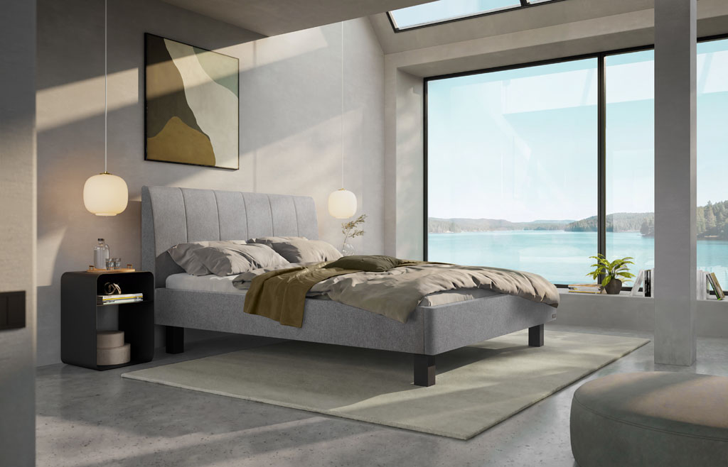 Hellgrau meliertes Polsterbett mit vertikal gestepptem Kopfteil und schwarzen Füßen in einem modernen Loft-Schlafzimmer mit großem Panoramafenster und Seeblick (KI-generiert)