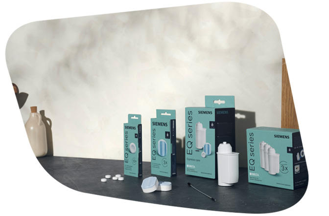 Verschiedene Siemens EQ. series Reinigungs- und Pflegeprodukte für Kaffeevollautomaten, darunter Reinigungstabletten, Wasserfilter und Espresso Care Kartuschen, auf einer dunklen Oberfläche vor einer hellen Wand.