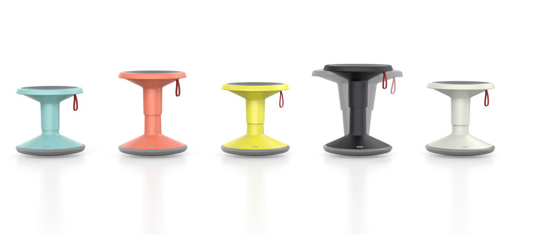 Interstuhl 090U | UPis1 Junior Hocker Fünf moderne Hocker in unterschiedlichen Farben: Türkis, Koralle, Gelb, Schwarz und Weiß, mit runder Sitzfläche und praktischer Schlaufe.