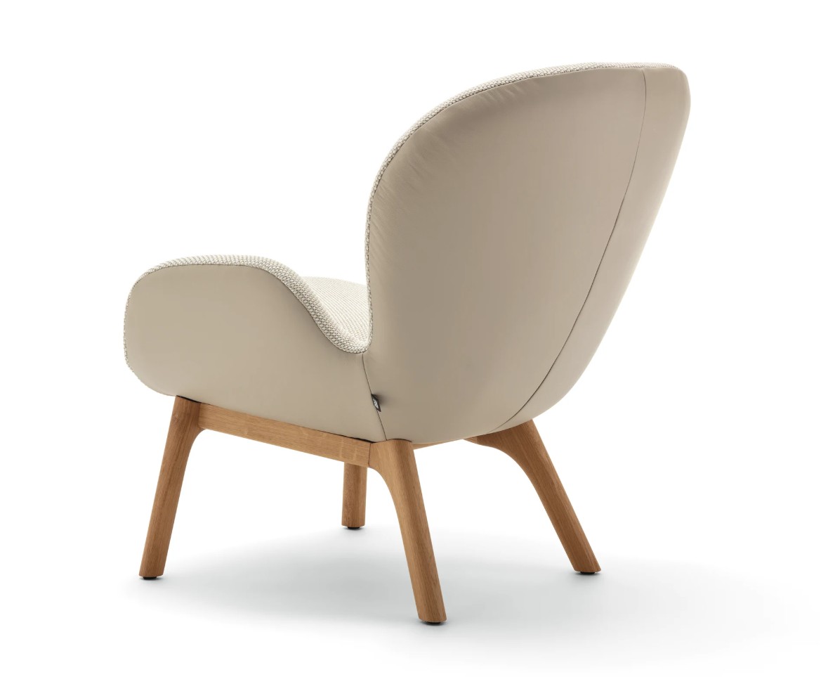 markant gepolsterter Designersessel zweifarbig beige mit braunem Holzgestell vor weißem Hintergrund