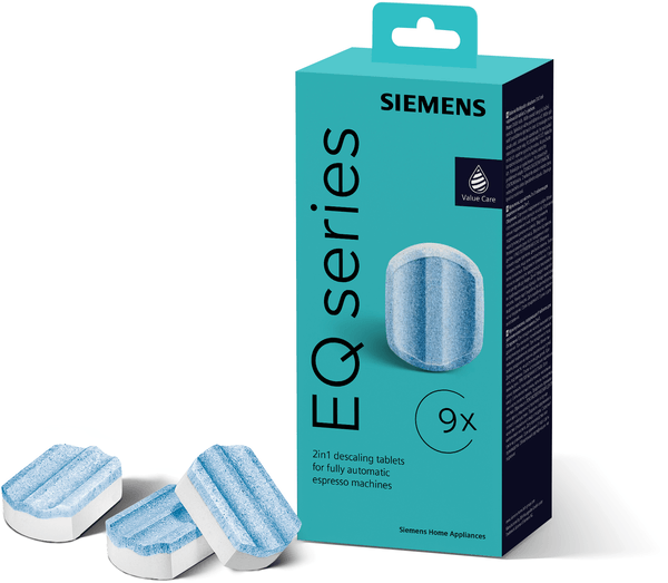 Eine türkisfarbene Verpackung der Siemens EQ series für „2in1 descaling tablets“ (Entkalkungstabletten) mit der Aufschrift „9x“. Links daneben liegen drei der zweischichtigen, blau-weißen Tabletten auf weißem Hintergrund.