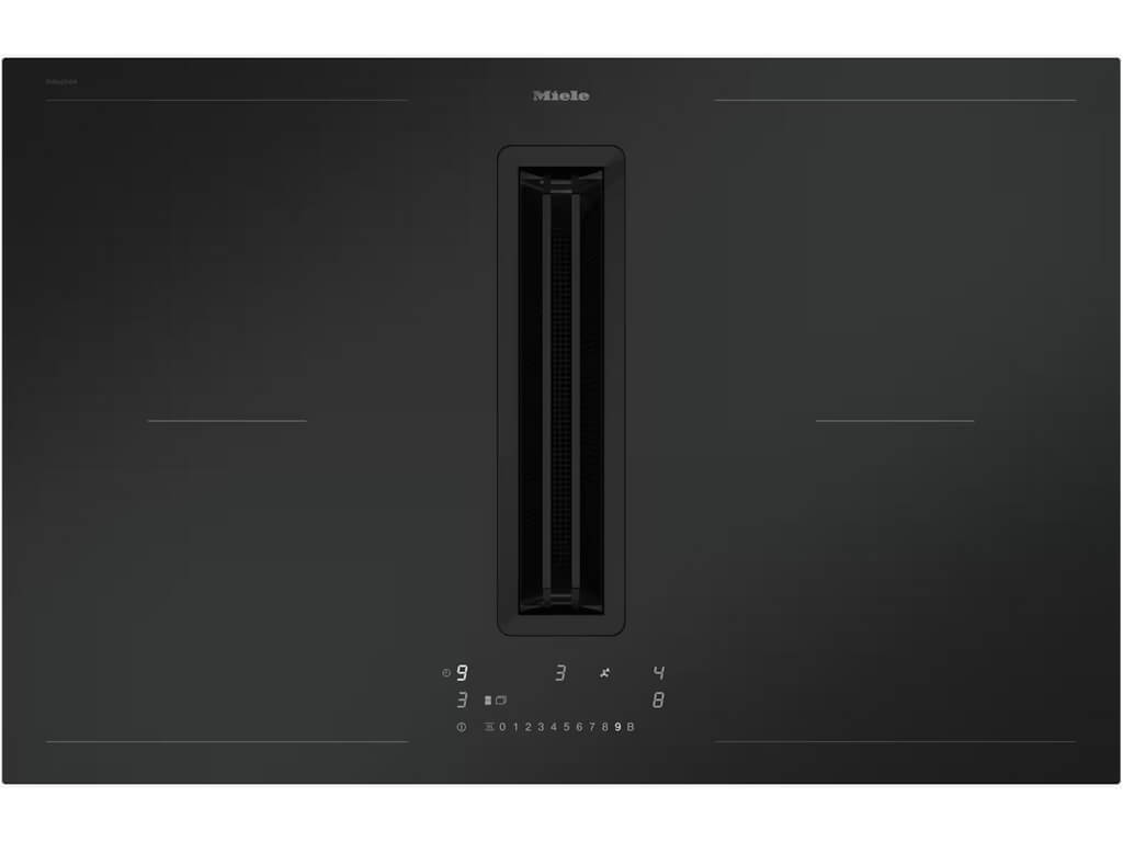 Draufsicht auf ein schwarzes Miele Induktionskochfeld mit einem integrierten Dunstabzug. Die digitalen Bedienelemente und Kochzonen sind auf der Oberfläche sichtbar.