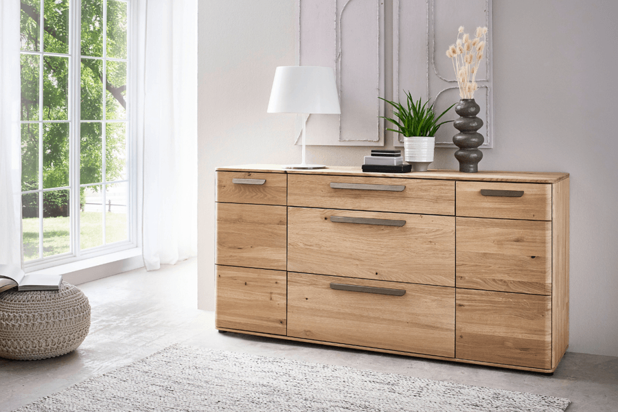 Sideboard aus Holz mit Designer Griffen und Dekoration