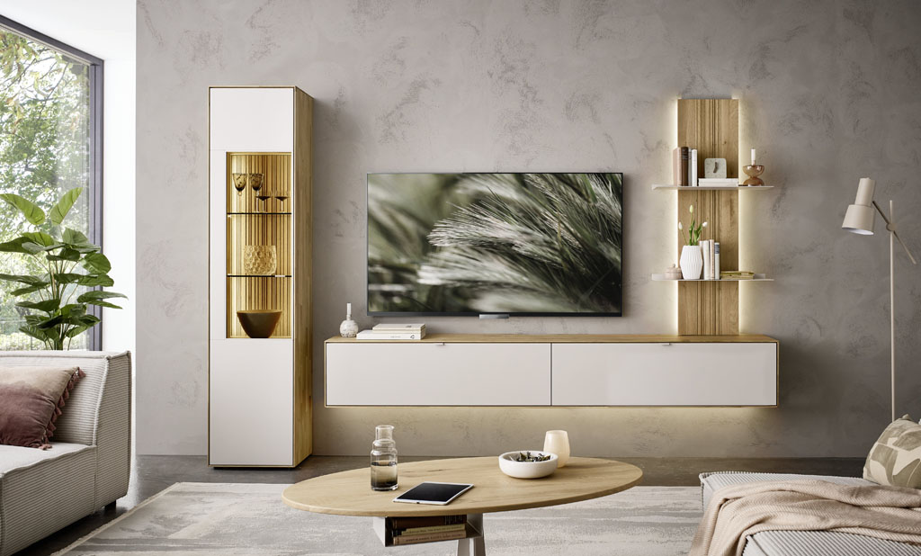 moderne braun-weiße Wohnwand mit Standvitrine, Hängelowboard und Hängepaneel stilvoll dekoriert mit Beleuchtung in weinem modernen Wohnzimmer